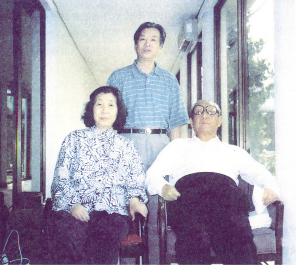 1997年5月26日,习仲勋和夫人齐心在深圳.站立者为张志功.