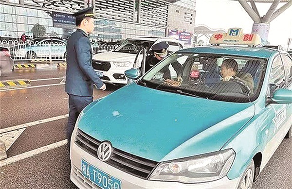 长沙市道路运输管理处执法人员在火车南站执法.jpg