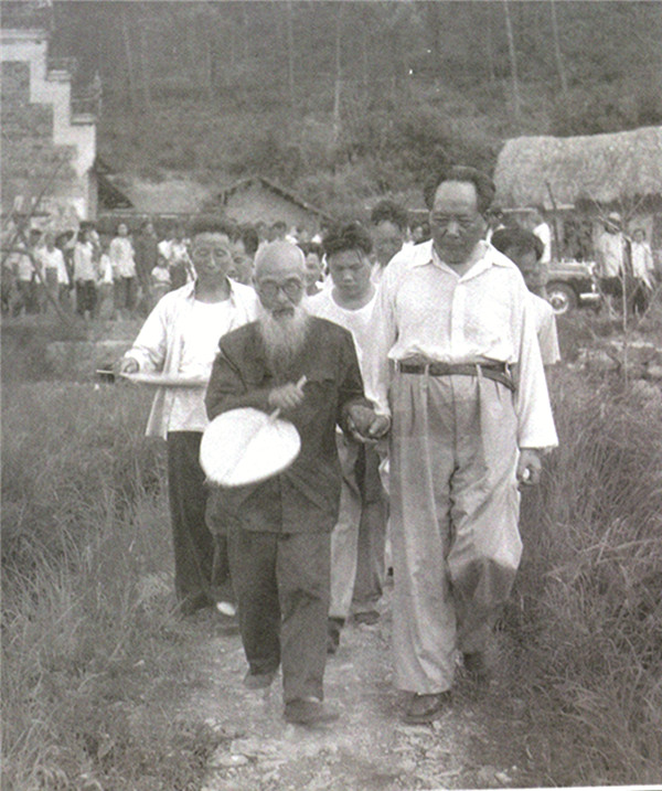毛泽东与毛宇居携手而行.jpg