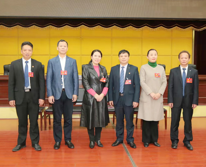 左起：副主席蒋勇贤、李松旺，主席刘素萍，副主席黄积文、许旭阳、蒋吉辉.jpg
