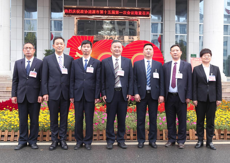 左起:秘书长肖有亮,副主席朱智华,李海日,主席周惠军,副主席肖赞东