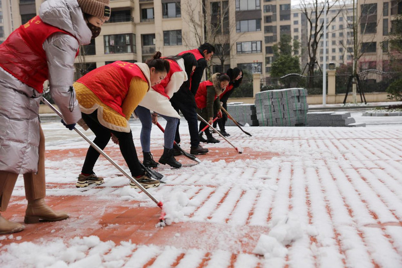 珠暉區3000名衡陽群眾志願者掃雪除冰