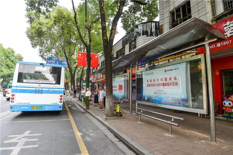 政协委员在线上回复群众关切,推动七里桥公交车站站台建设并投入使用.