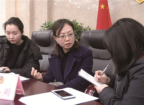 田小雨时刻不忘委员身份