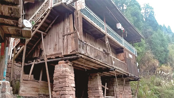 扶贫工作队在村里住的吊脚楼