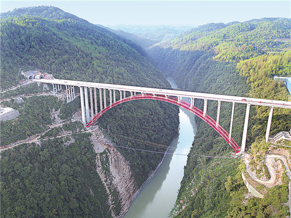 永顺段已完工的猛洞河特大桥(湖南省同类型跨度最大的钢管拱桥)