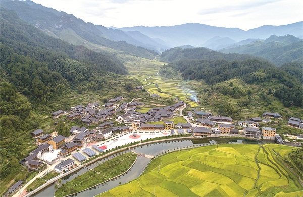洞囗县宝瑶村通过发展乡村旅游摘掉贫困村帽子