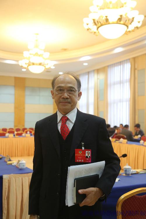 在郭振华的建议下,镇政府建了一个工业区,把家家户户的小作坊