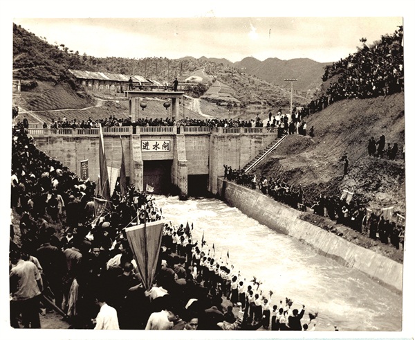 韶山灌区通渠当天,老百姓跑到渠堤上庆祝