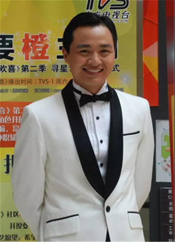 穿着一袭白色中式衬衫的文祥,有着酷似周润发的灿烂笑容.