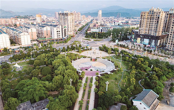 湘聲報記者 陳彬 縣城一角 1987年2月19日,經國務院批准,靖州